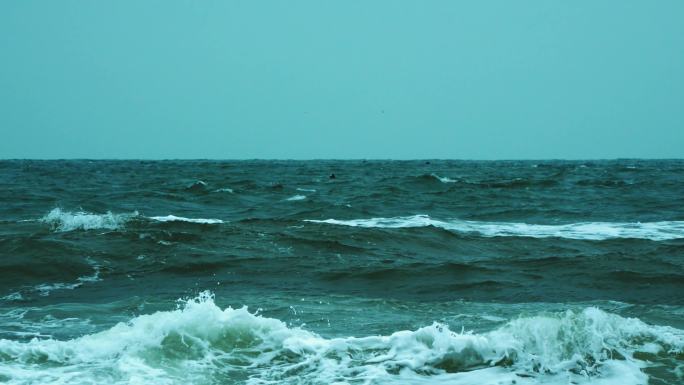 大风中的海浪