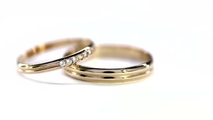Yelow金色结婚戒指旋转循环白色背景
