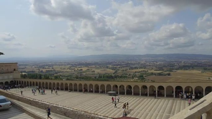 从阿西西 (Assisi) 的上方追踪射击大教堂