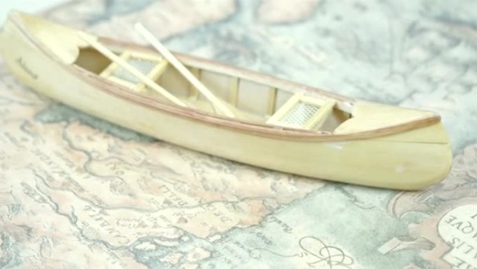 地图顶部的一艘小型木制独木舟船