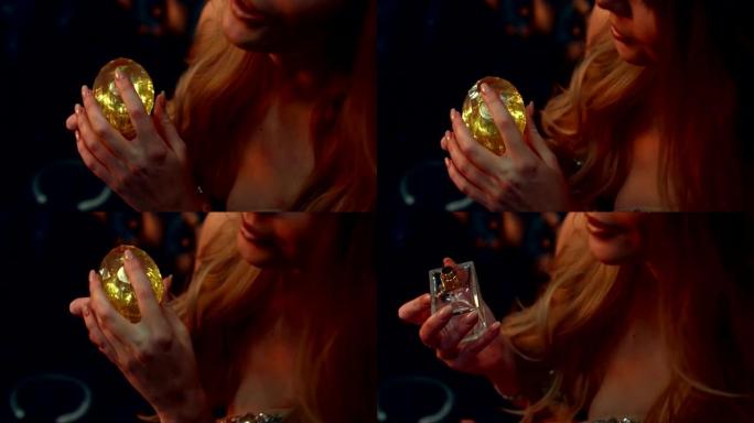 女孩打开一瓶香水