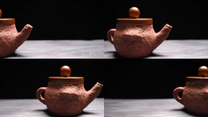 深色背景上的粘土茶壶