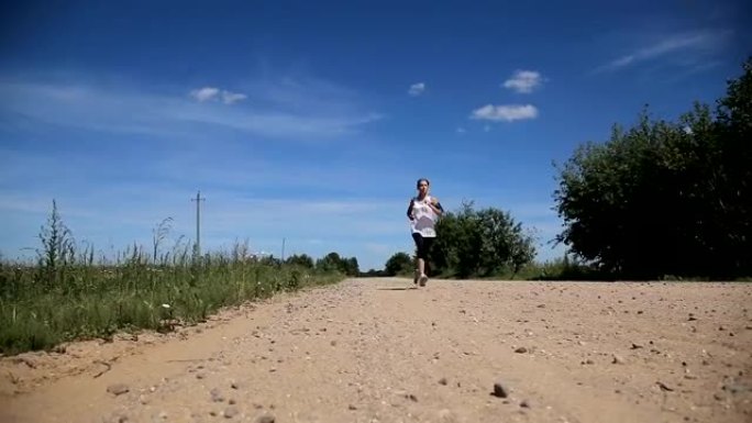 女孩在田野里在路上奔跑