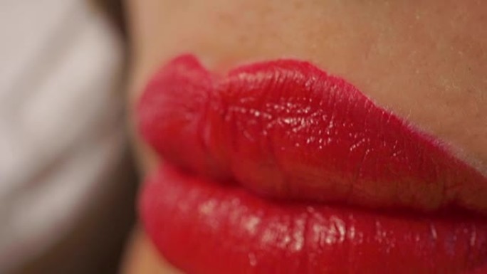 微距视频: 红指甲红唇吃青葡萄的女孩