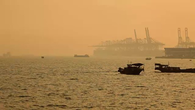 深圳西港，前景中的传统渔船