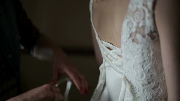 新娘紧身胸衣被绑起来了