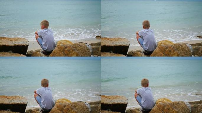 泰国。孩子坐在海边，向远处望去