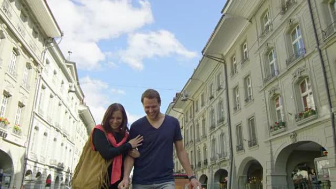 夫妇在欧洲度过浪漫的假期