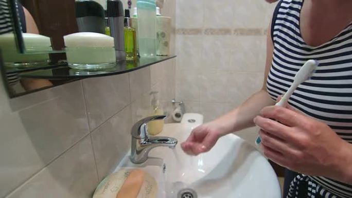 女人在浴室刷牙