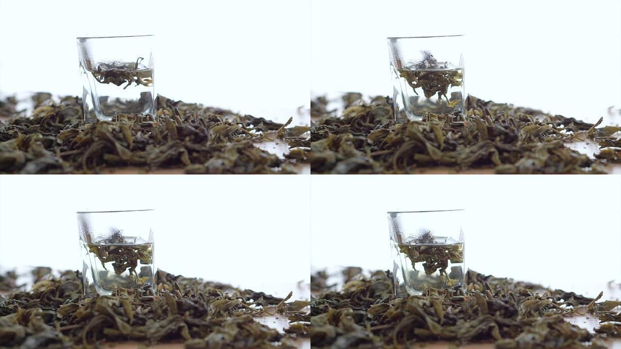 茶叶溶解在白色背景上的热水中
