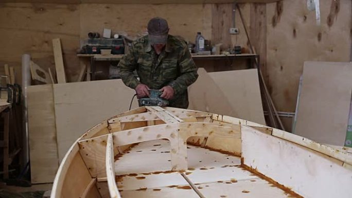 木匠在造船厂打磨细节木船