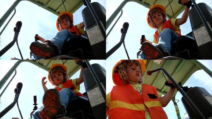 小男孩在后锄头上玩耍