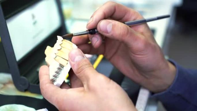 牙医在FullHD中制作人类下颌模型