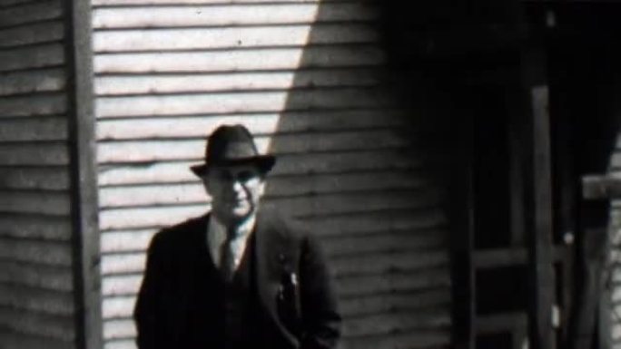 1938年:神秘的联邦探员从阴影中走出来。