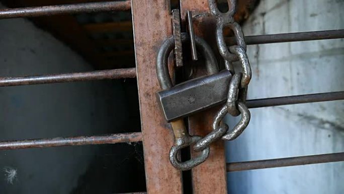 铁条视频监狱上的旧铁锁