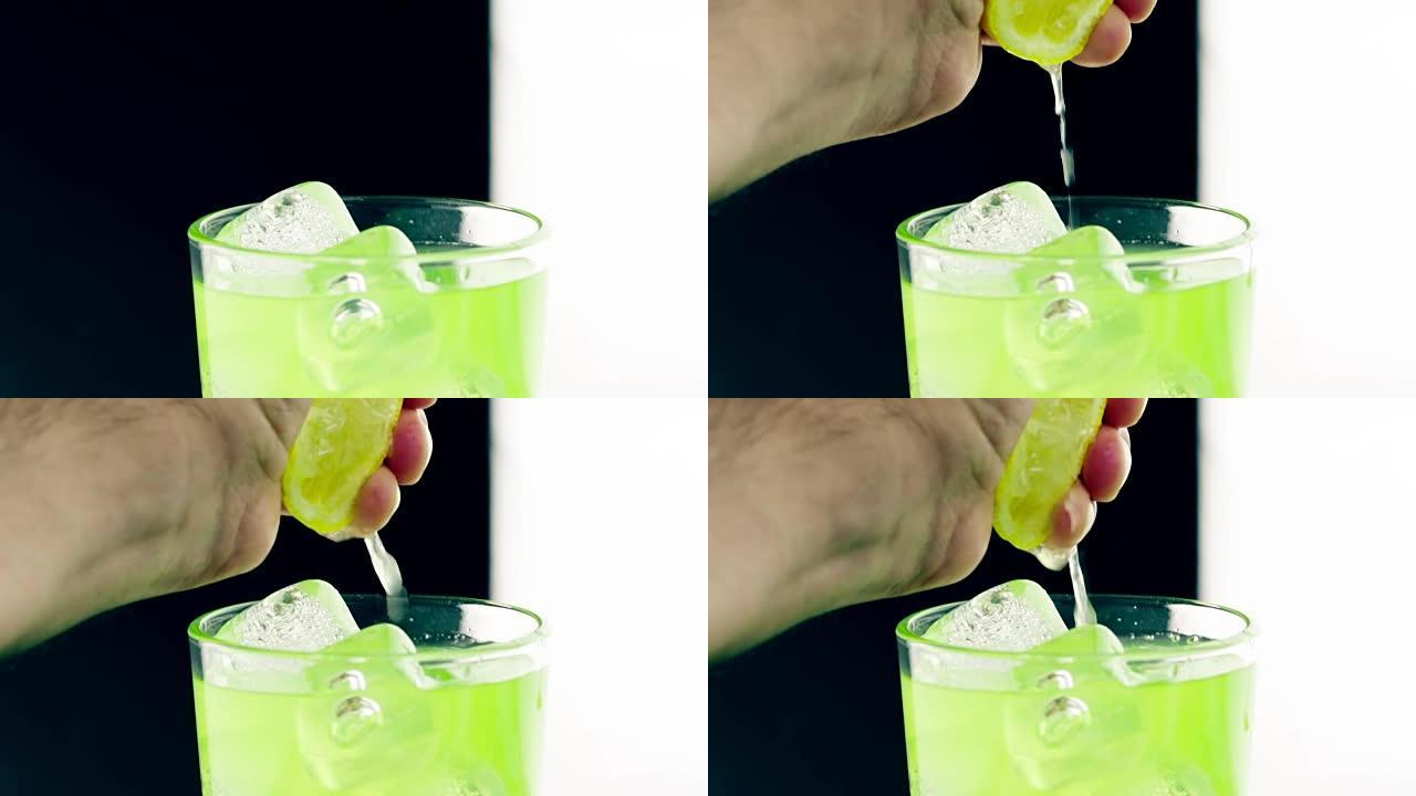 男人的特写镜头在喝酒精鸡尾酒时将黄色柠檬挤入带有冰块的玻璃杯中，有趣的俱乐部灯