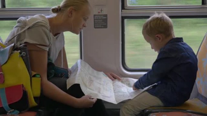 带地图的母亲和孩子乘火车旅行