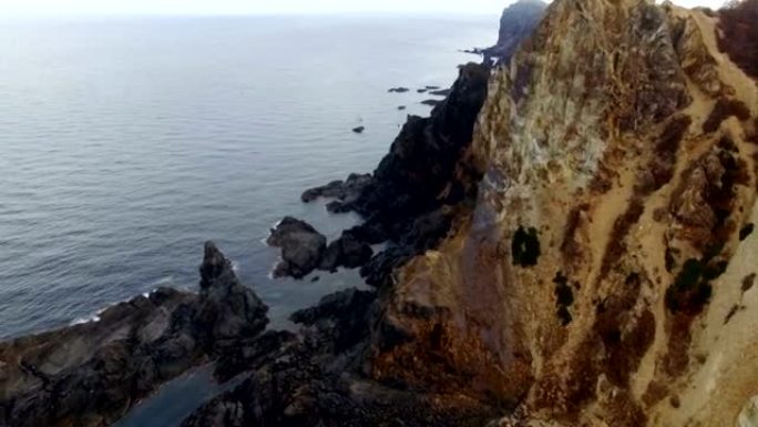 从岩石地面看大海