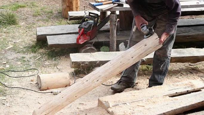 木匠使用电动研磨机抛光木材