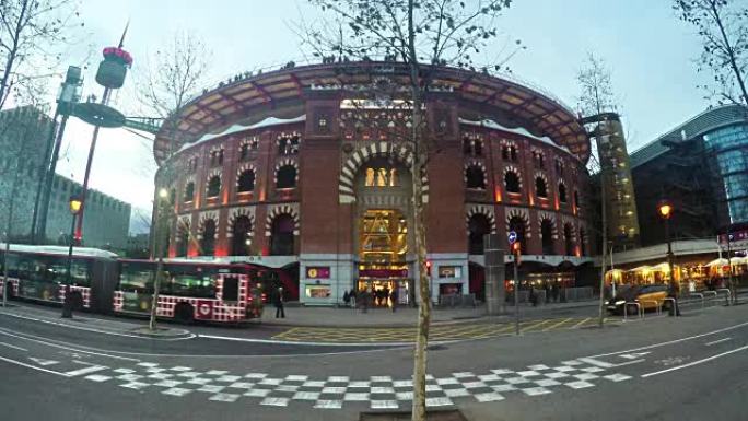 西班牙广场拉斯阿雷纳斯购物中心的交通，是从斗牛场改建的建筑