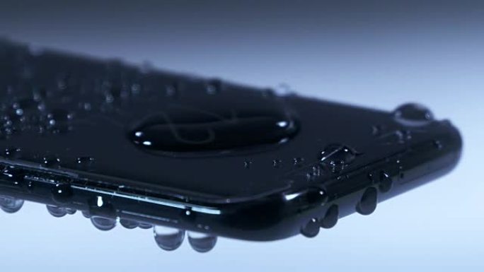 多莉: 水滴随着手机屏幕上的飞溅而落下