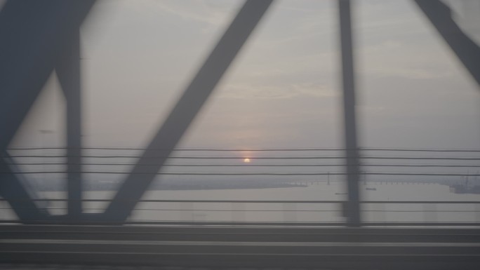 长江落日，钢架桥列车视角