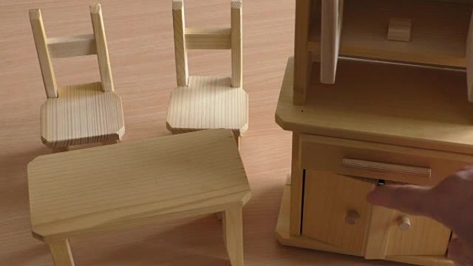 儿童微型木制玩具家具。木制娃娃家具: 桌子、椅子和自助餐