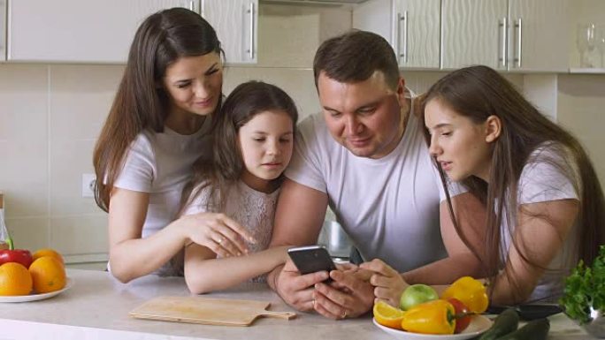 幸福家庭使用智能手机在互联网上购物
