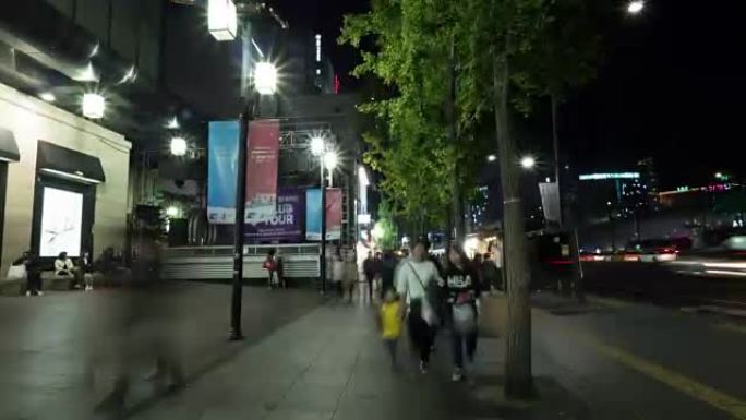 在韩国首尔的夜晚，沿着街道行走的过度失误