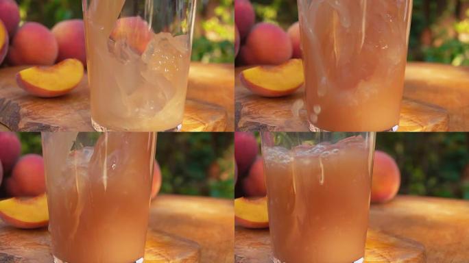 将桃汁倒入玻璃杯中的特写镜头