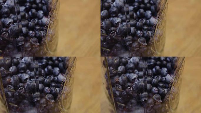 准备食用的新鲜有机蓝莓的特写镜头