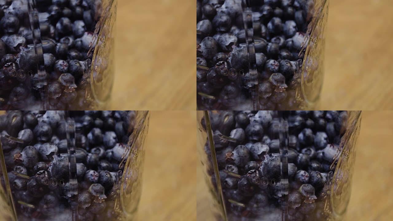 准备食用的新鲜有机蓝莓的特写镜头
