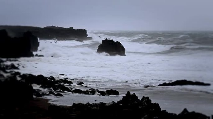 汹涌的大海，汹涌的冰岛海岸的海浪