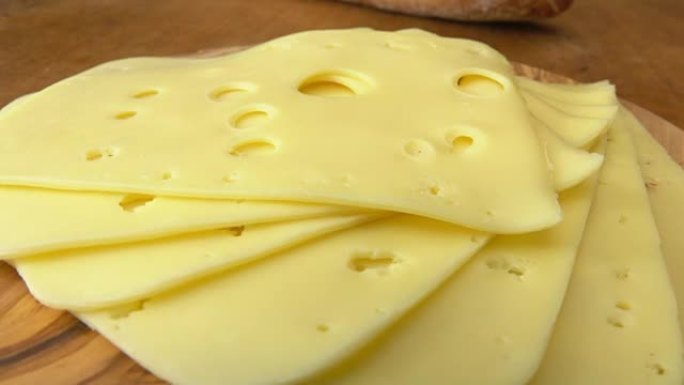 木板上的荷兰马斯丹奶酪