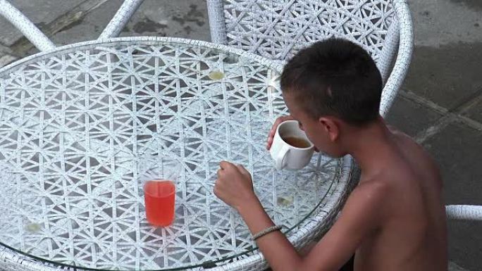 纳克特小男孩打喷嚏饮料禁止在夏天在游泳池边的桌子上喝柠檬水