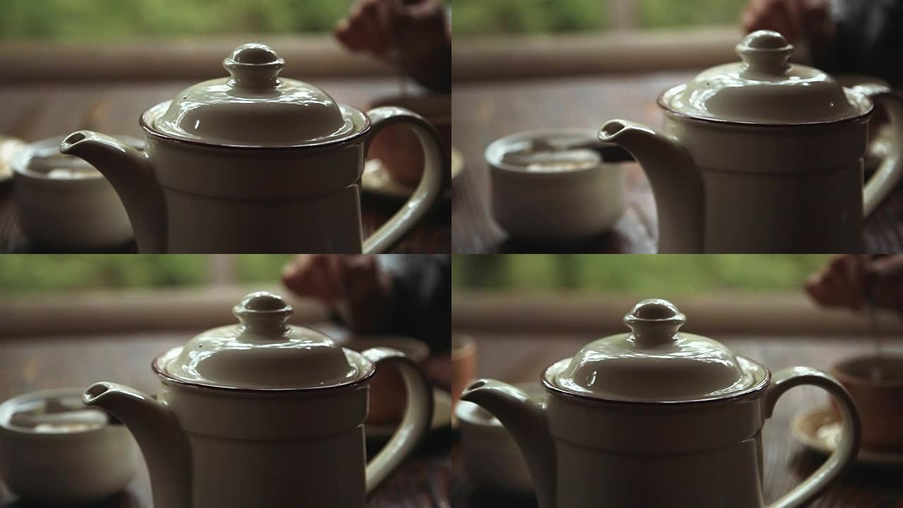 木制桌子上的白瓷茶壶