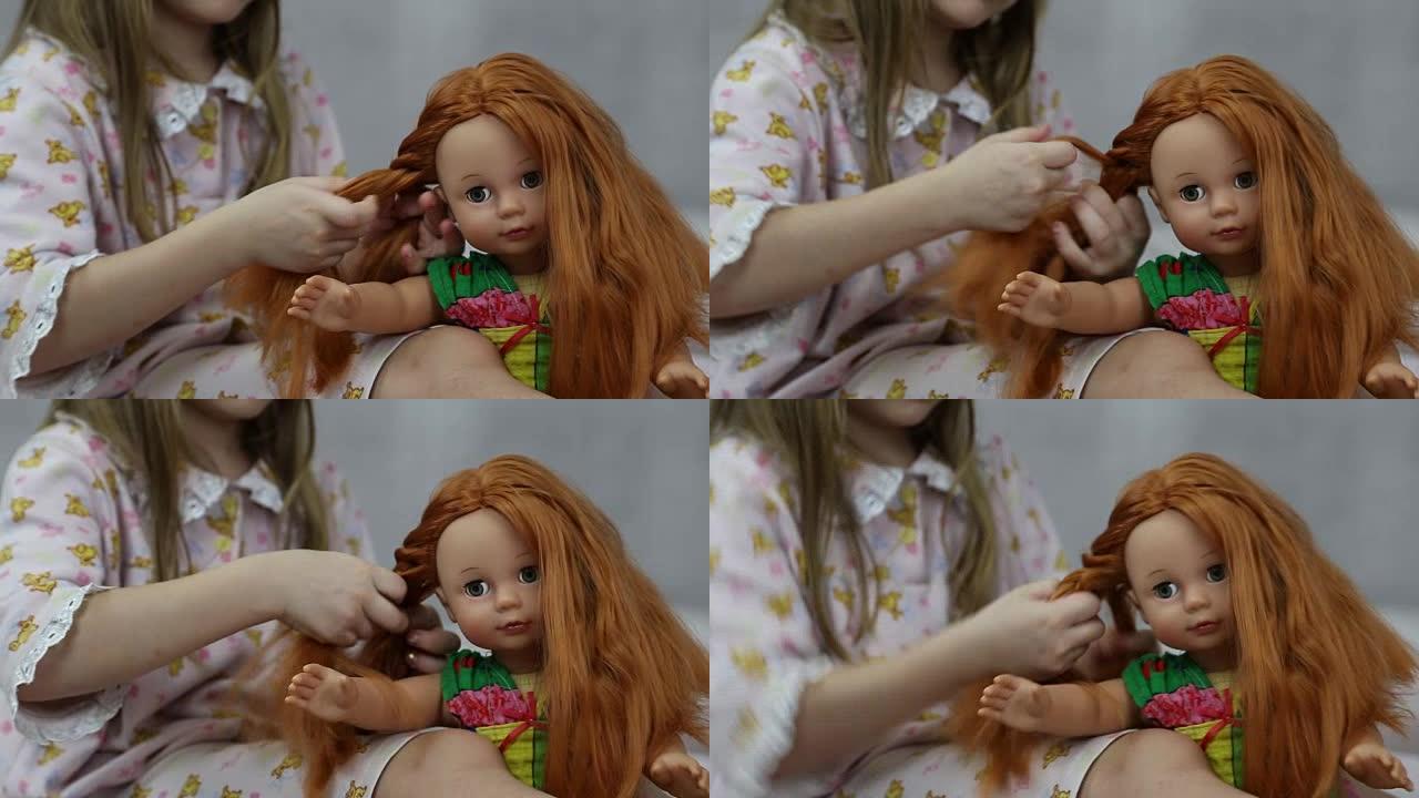 坐在床上玩洋娃娃的女孩