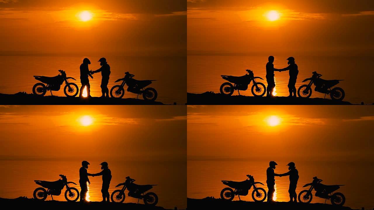 日落时分，另外两名摩托车手在贝奥勒古河相遇。他们很高兴见到对方并互相问候。水和天空映衬下的剪影