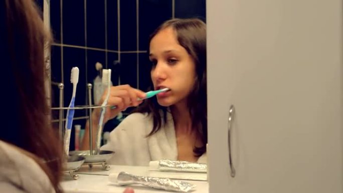 年轻美女在镜子前洗脸刷牙