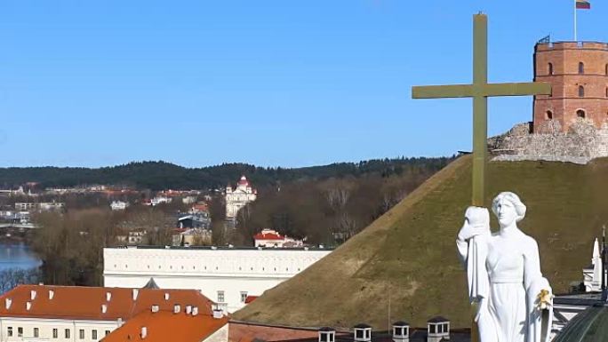 立陶宛维尔纽斯-2017年3月28日。维尔纽斯的鸟瞰图。维尔纽斯全景: 格迪米纳斯城堡、内瑞斯河、老