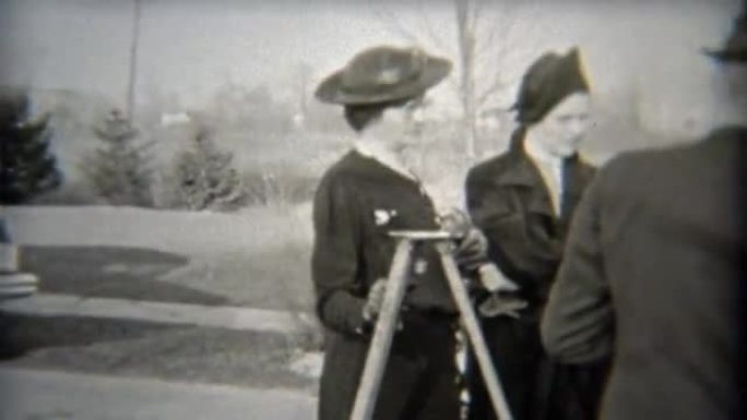 1937: 女孩在人行道上溜冰，经过他们的家。