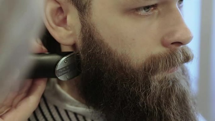 理发店用电动剃须刀剪胡子。由原始自然过渡分隔的两个视频集