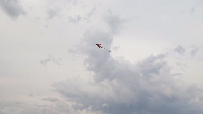 五彩风筝在云雾笼罩的天空中飞天