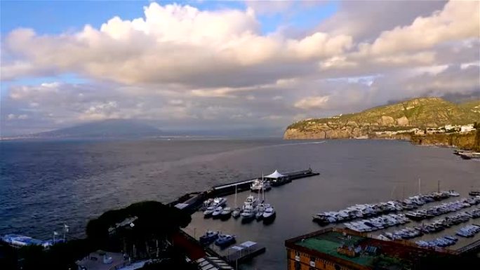 索伦托海岸线，那不勒斯湾和维苏威火山的时间流逝在背景上，游艇在前面