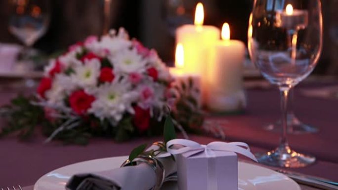 美丽昂贵的餐桌，为浪漫的晚餐提供蜡烛和红色