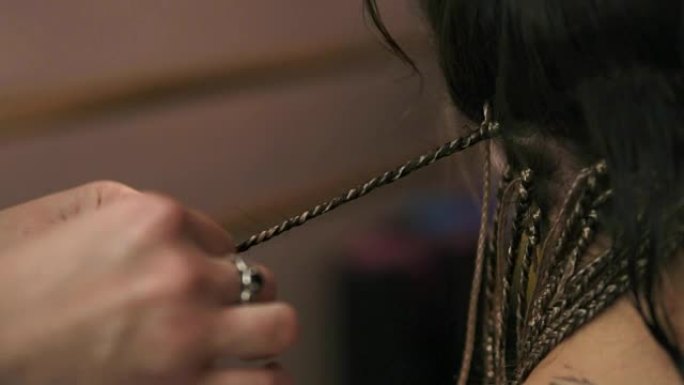 理发师的手在发廊为一个年轻女人做恐惧的特写镜头。慢动作镜头