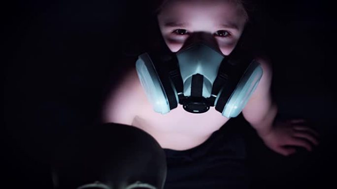 4k戴着呼吸器面具的孩子戴着头骨的令人毛骨悚然的镜头