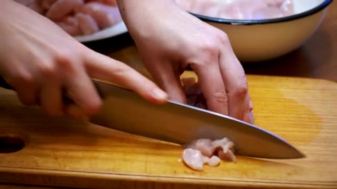 手切鲜肉，在厨房板上切鸡柳，切生肉