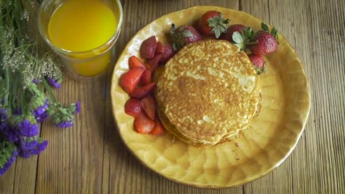 草莓，橙汁和煎饼的美味早餐的头顶照片