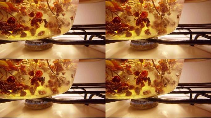 荚膜浆果在炉子上的沸水中的气泡作用下移动